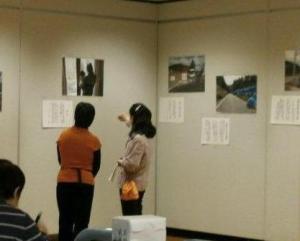 来場者の話を聞く