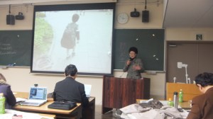 お茶の水女子大学での報告するグループメンバー